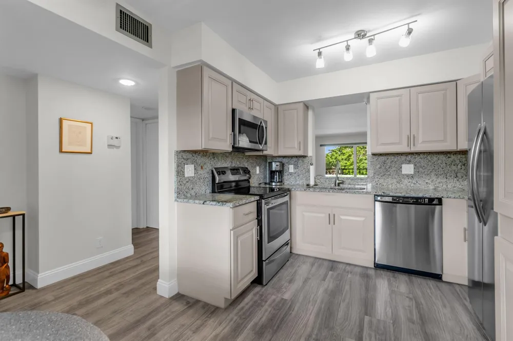 7267 HUNTINGTON LANE #403 Delray Beach, FL 33446