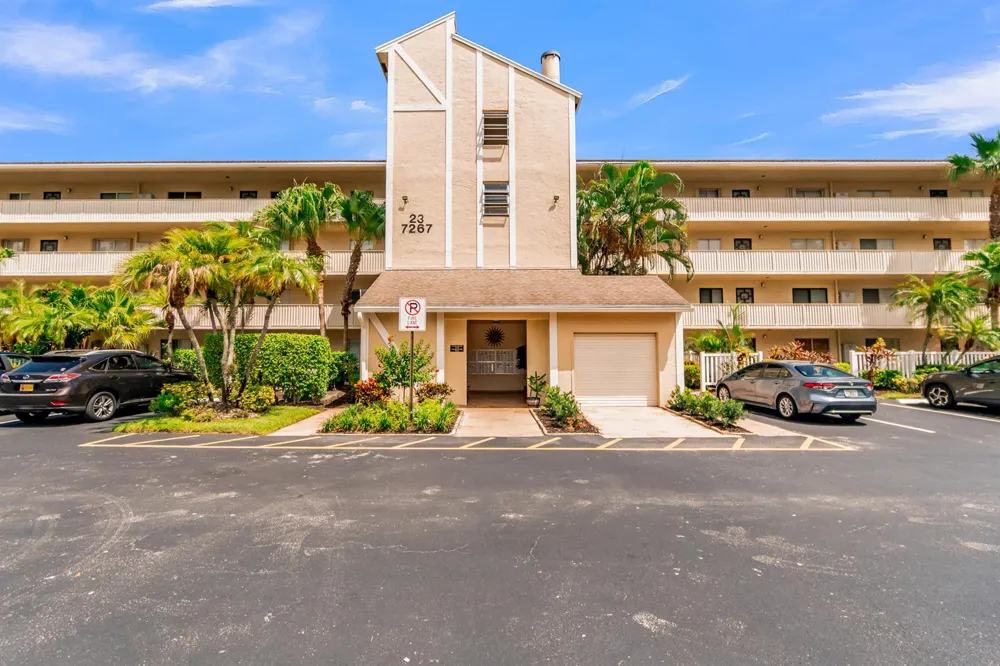 7267 HUNTINGTON LANE #403 Delray Beach, FL 33446
