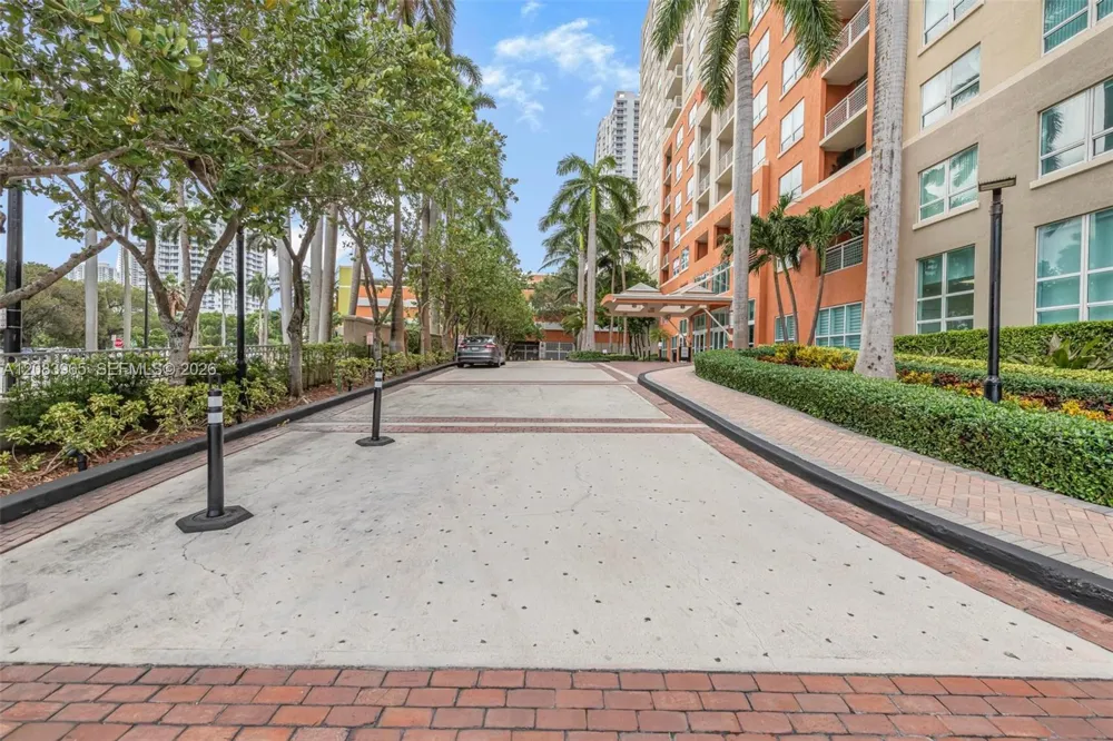2000 Bayshore Dr #408 Miami, FL 33137