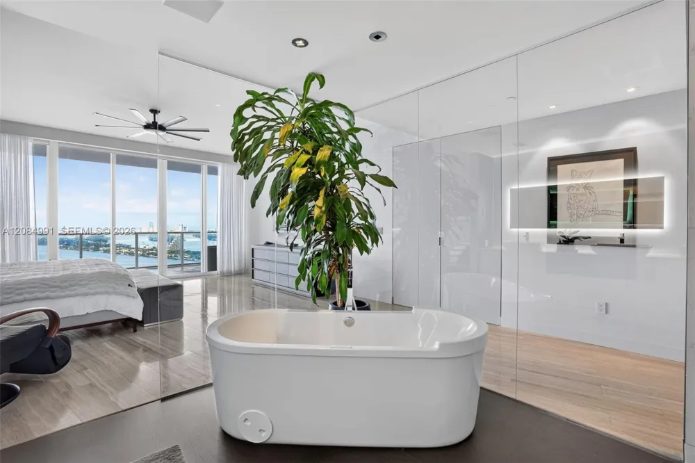 2020 Bayshore Dr #3708 Miami, FL 33137