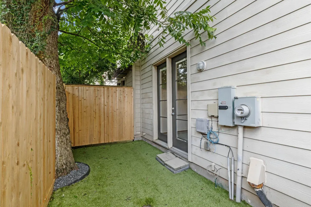 908 Thompson Street Houston, TX 77007