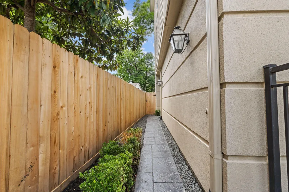 908 Thompson Street Houston, TX 77007