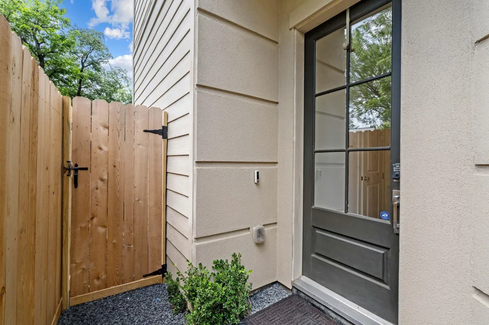 908 Thompson Street Houston, TX 77007