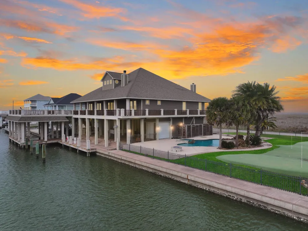 1239 Lagoon Drive Crystal Beach, TX 77650