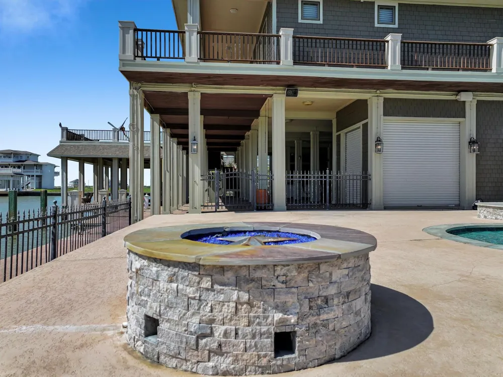 1239 Lagoon Drive Crystal Beach, TX 77650