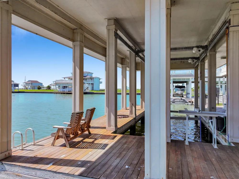 1239 Lagoon Drive Crystal Beach, TX 77650