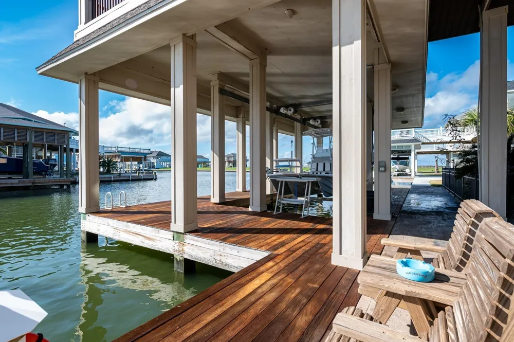 1239 Lagoon Drive Crystal Beach, TX 77650