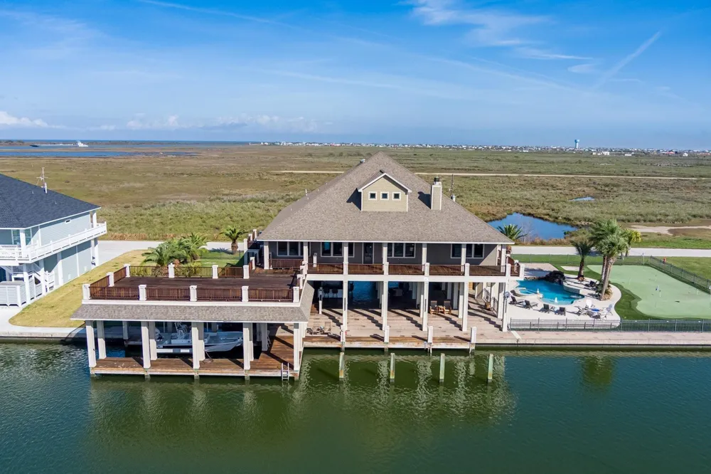 1239 Lagoon Drive Crystal Beach, TX 77650