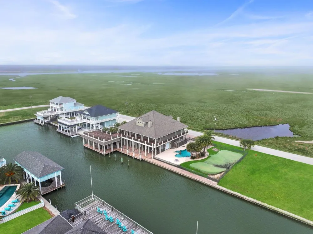 1239 Lagoon Drive Crystal Beach, TX 77650