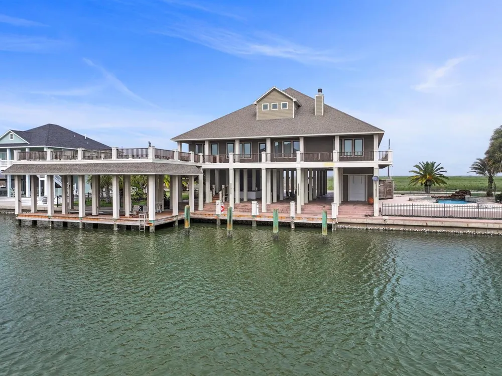 1239 Lagoon Drive Crystal Beach, TX 77650