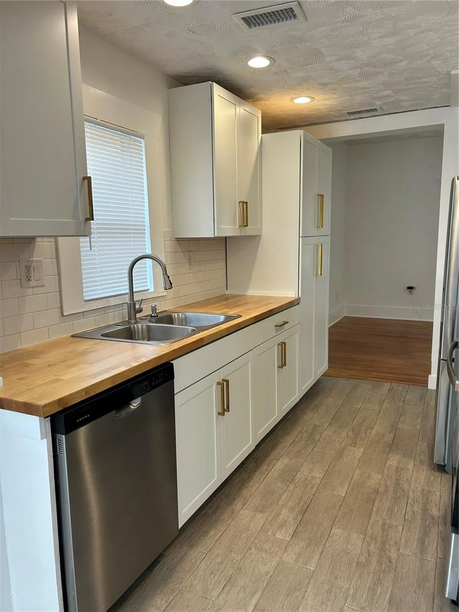 2443 4TH AVENUE St Petersburg, FL 33713