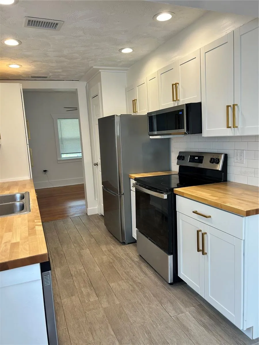 2443 4TH AVENUE St Petersburg, FL 33713
