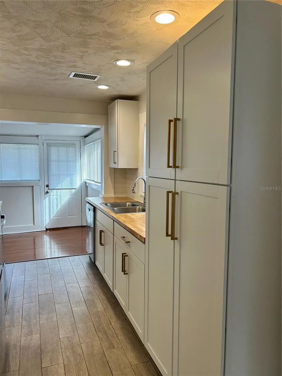 2443 4TH AVENUE St Petersburg, FL 33713