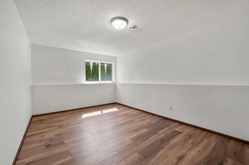 526 Hackney Avenue Shakopee, MN 55379