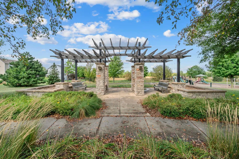 526 Hackney Avenue Shakopee, MN 55379