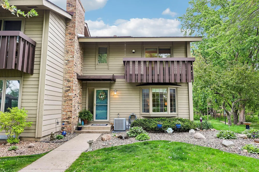 28 Birnamwood Drive Burnsville, MN 55337