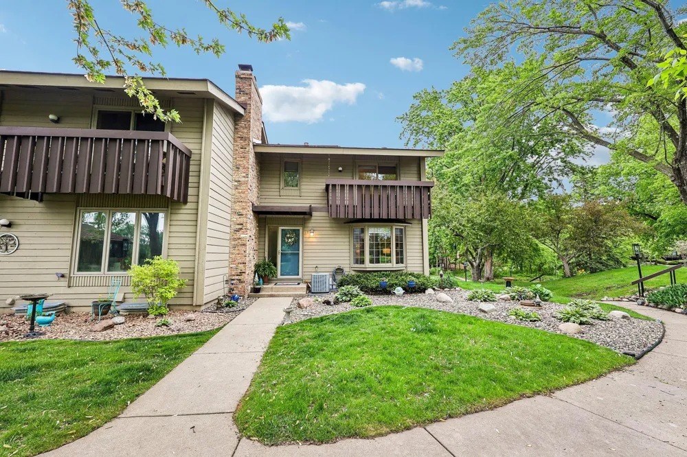 28 Birnamwood Drive Burnsville, MN 55337
