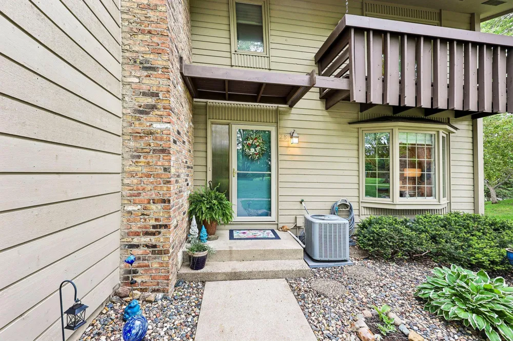 28 Birnamwood Drive Burnsville, MN 55337