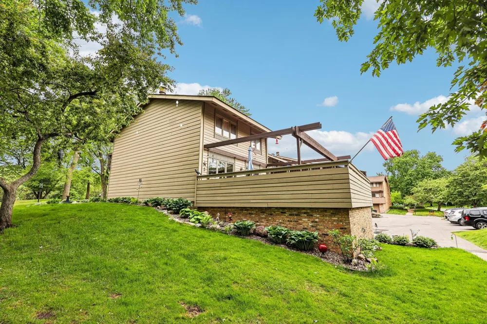 28 Birnamwood Drive Burnsville, MN 55337