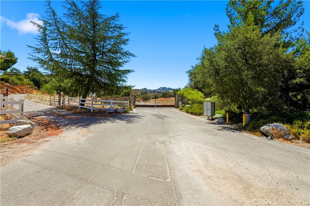 23500 Meaford Ave Newhall, CA 91321