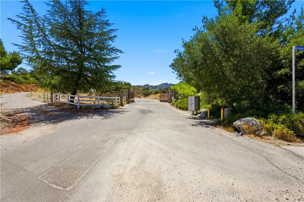23500 Meaford Ave Newhall, CA 91321