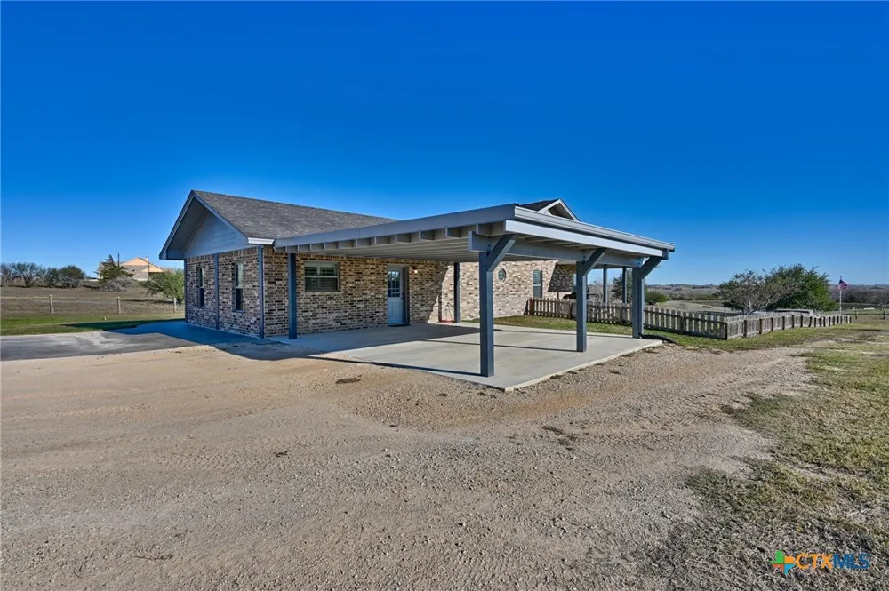 1733 County Road 376 Shiner, TX 77984
