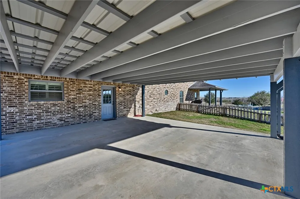 1733 County Road 376 Shiner, TX 77984