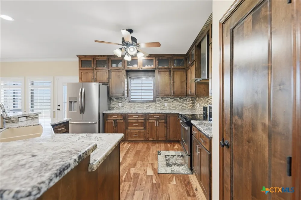 1733 County Road 376 Shiner, TX 77984
