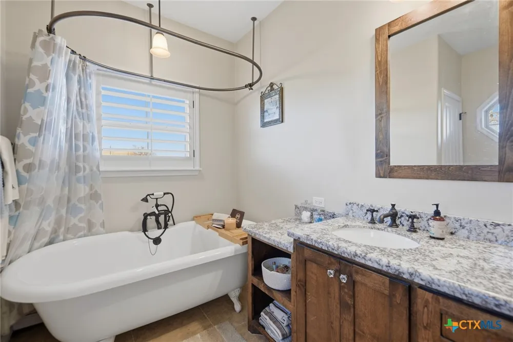1733 County Road 376 Shiner, TX 77984