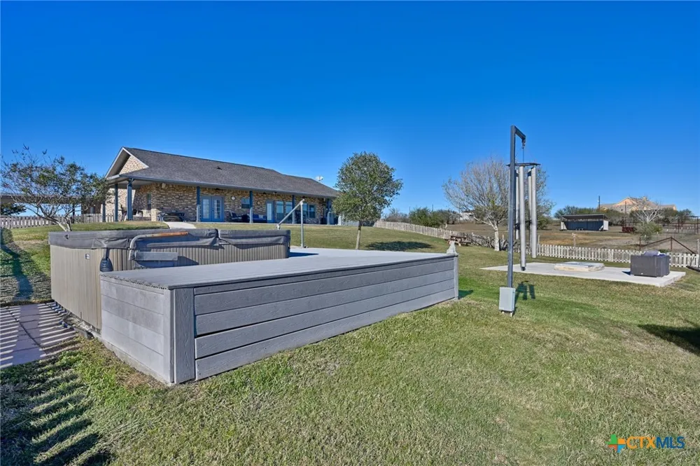 1733 County Road 376 Shiner, TX 77984