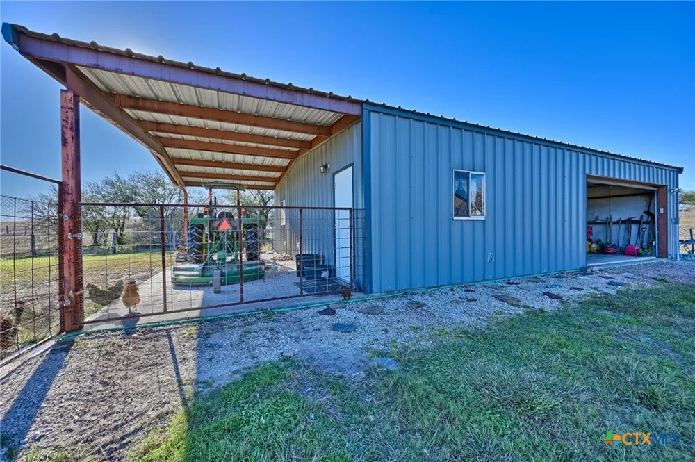 1733 County Road 376 Shiner, TX 77984