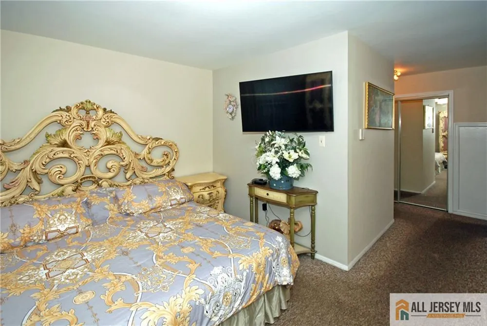 12 Dorchester Drive Monroe, NJ 08831