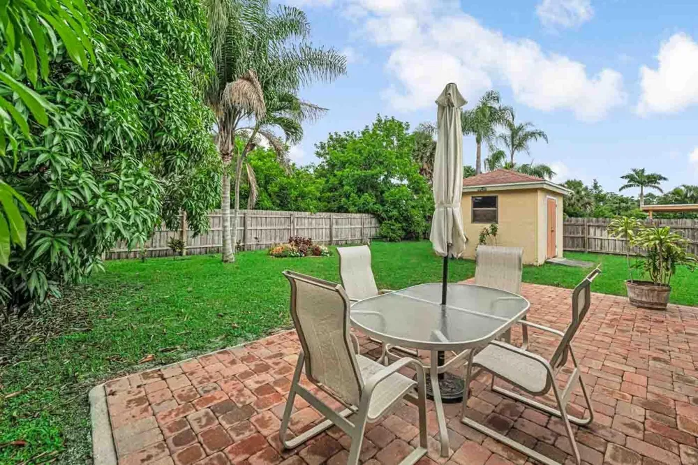 427 Las Palmas Street Royal Palm Beach, FL 33411