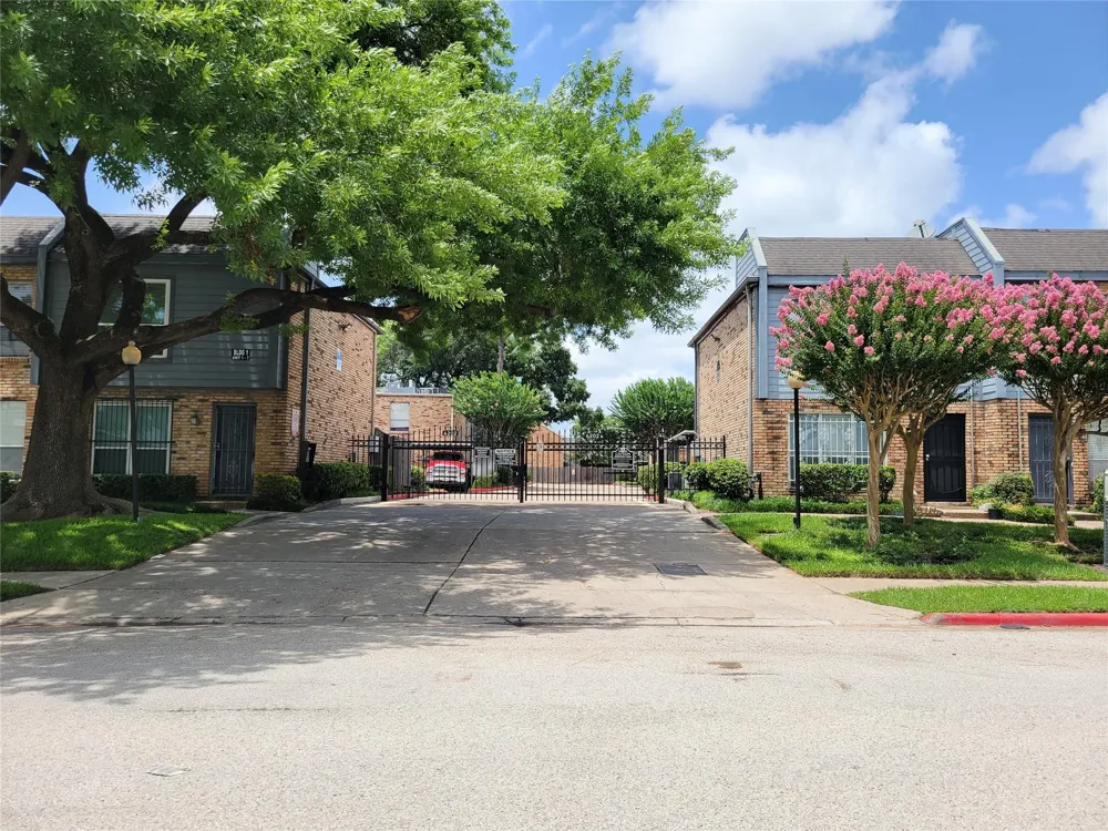 6202 Skyline #32 Houston, TX 77057