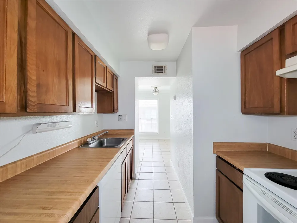 6202 Skyline #32 Houston, TX 77057
