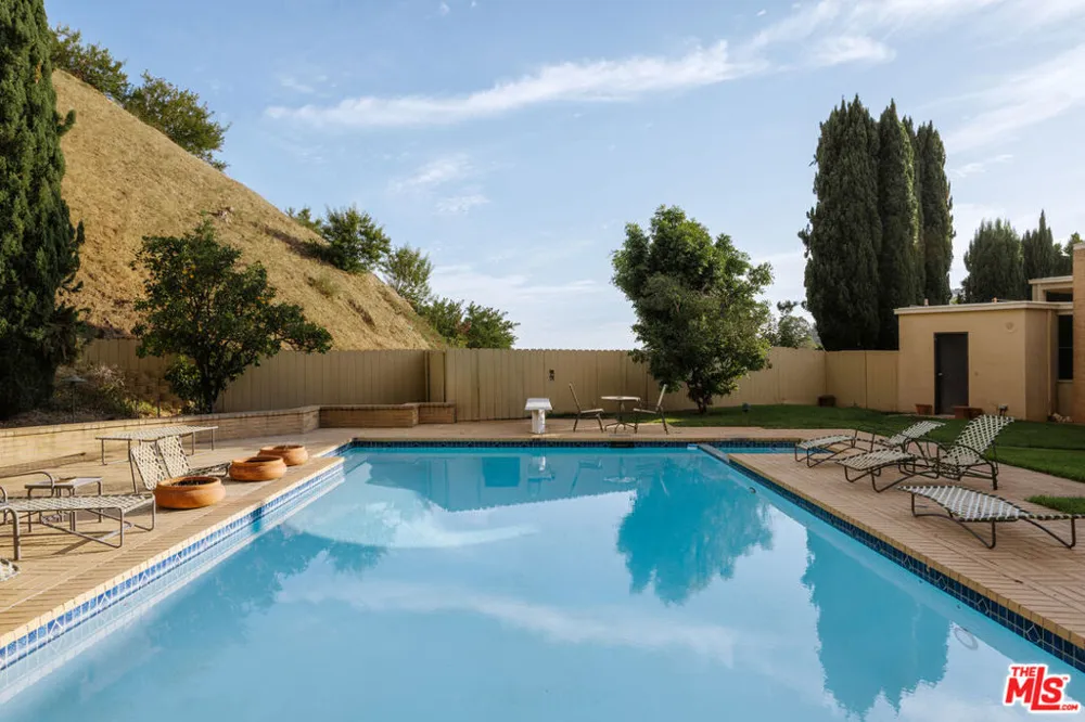 1058 Hillcrest Road Beverly Hills, CA 90210