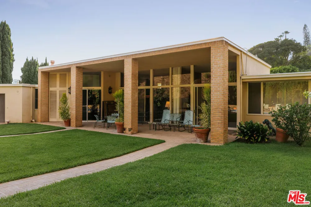 1058 Hillcrest Road Beverly Hills, CA 90210