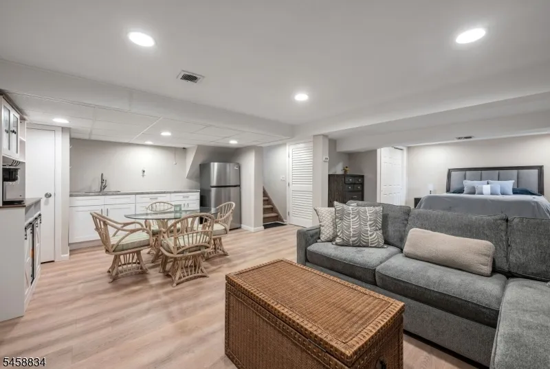 14 Aspen Ct Paramus, NJ 07652