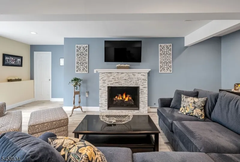14 Aspen Ct Paramus, NJ 07652