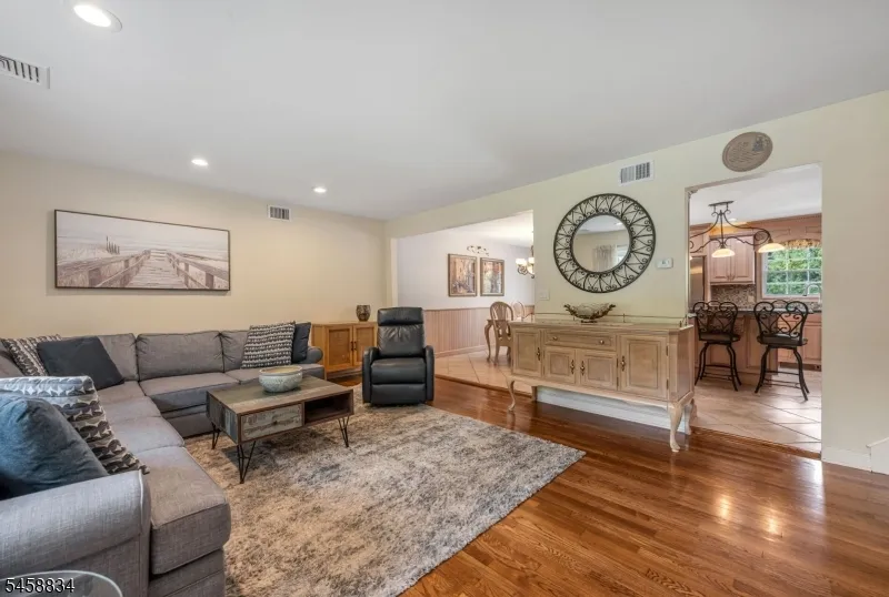 14 Aspen Ct Paramus, NJ 07652
