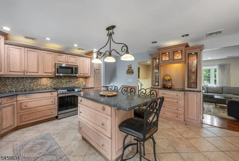 14 Aspen Ct Paramus, NJ 07652