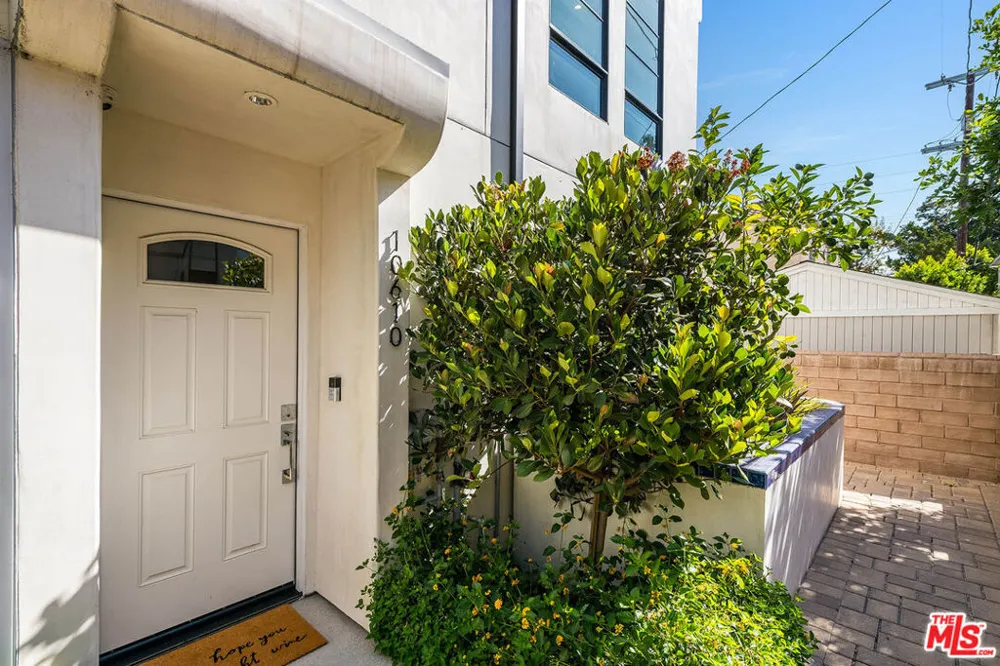 10610 W Kareen Court Toluca Lake, CA 91602