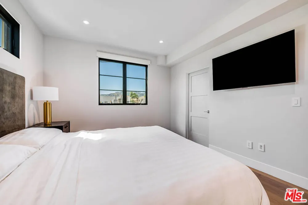 10610 W Kareen Court Toluca Lake, CA 91602
