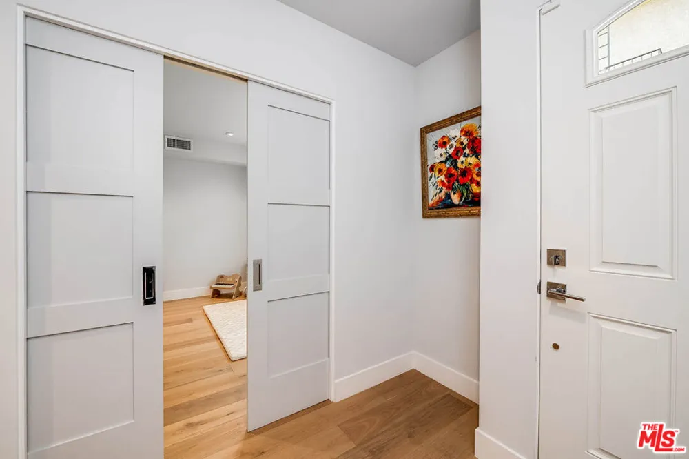 10610 W Kareen Court Toluca Lake, CA 91602