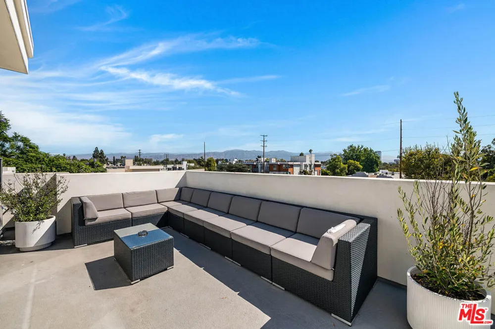 10610 W Kareen Court Toluca Lake, CA 91602