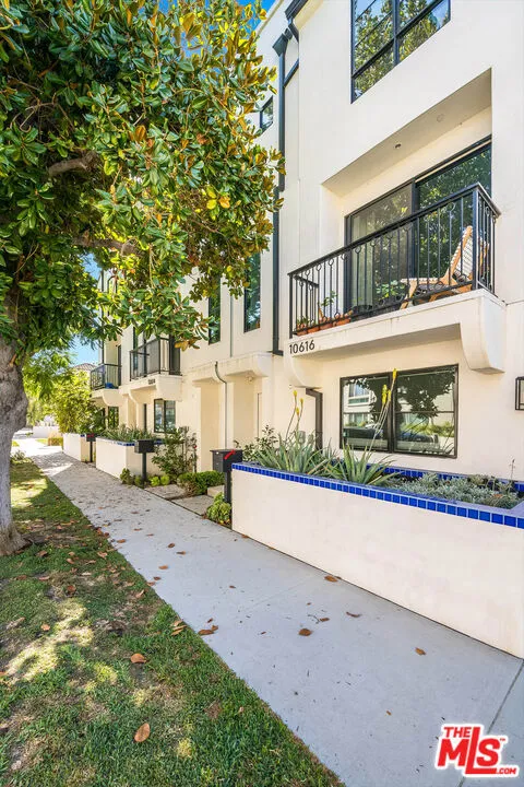 10610 W Kareen Court Toluca Lake, CA 91602