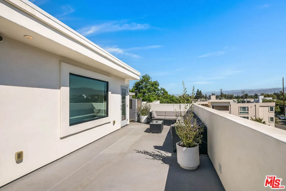 10610 W Kareen Court Toluca Lake, CA 91602