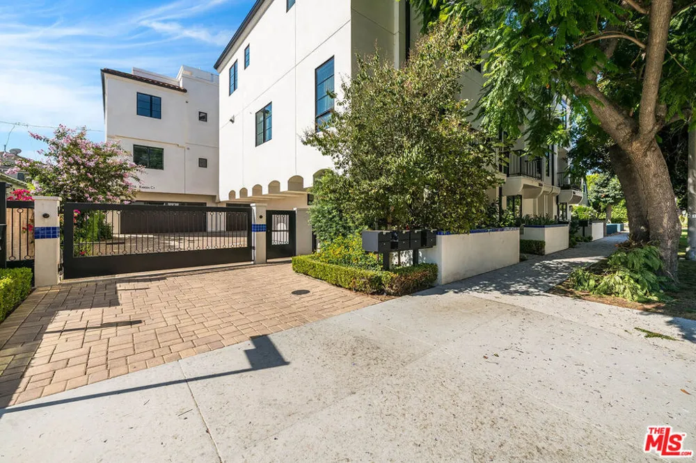 10610 W Kareen Court Toluca Lake, CA 91602