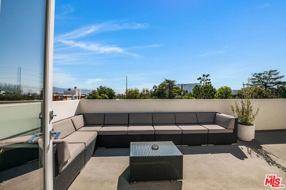 10610 W Kareen Court Toluca Lake, CA 91602