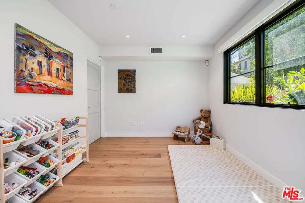 10610 W Kareen Court Toluca Lake, CA 91602